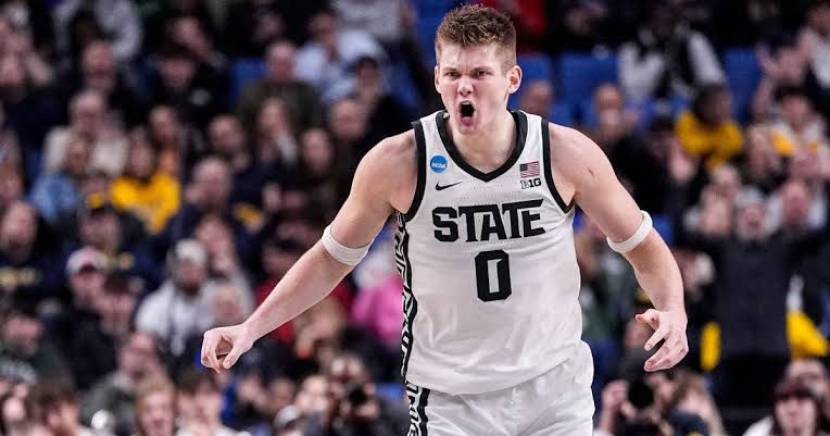 Jaxon Kohler playing basketball for Michigan State University during a live game.
