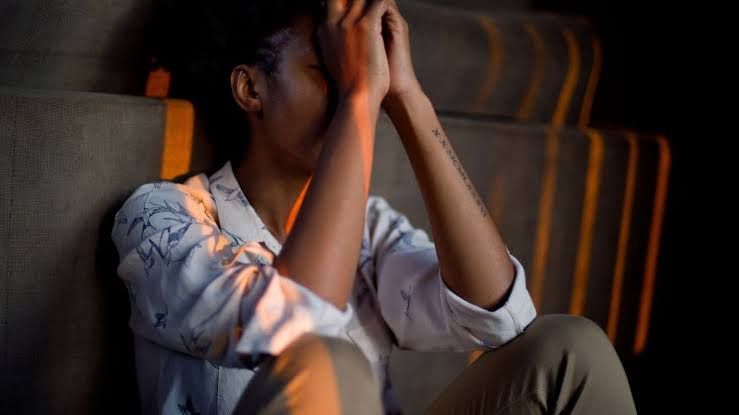 A psychiatrist explains the link between addictive screen habits and teen mental health on a digital tablet.