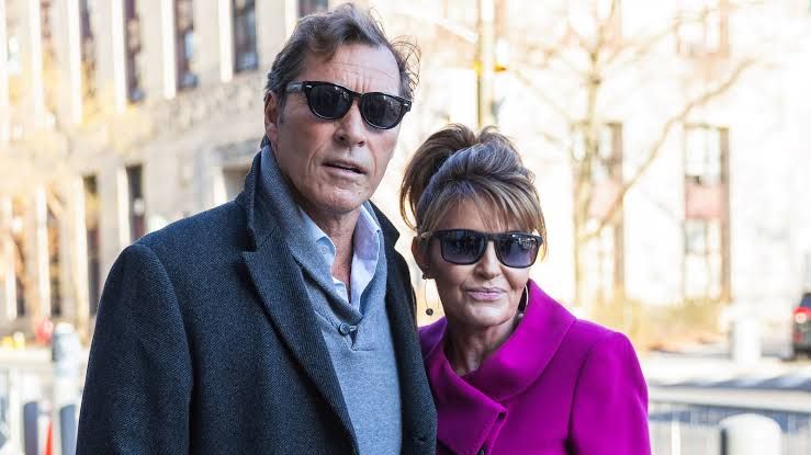 Sarah Palin and former NHL player Ron Duguay stand together outside the United States Courthouse in New York City.