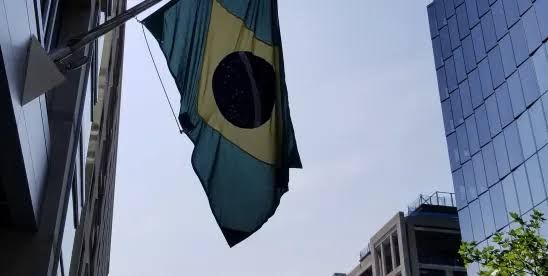 A graphic depicting the Brazilian flag next to text about labor law trends and workplace employment standards.
