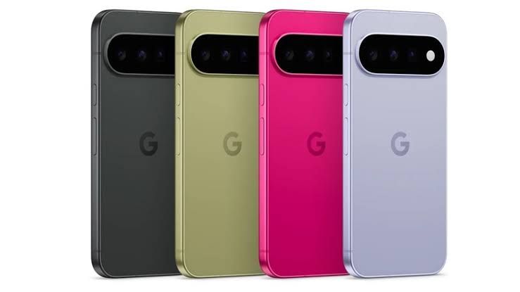 Samsung Galaxy S25, S25+, and S25 Ultra on store display stands.