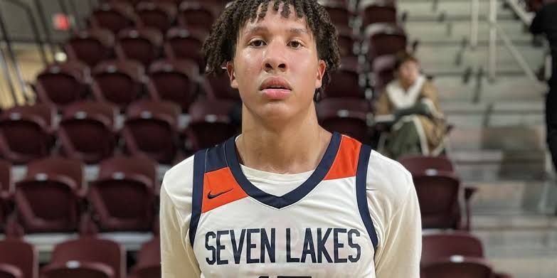 Four-star basketball recruit Isaiah Santos playing during a high school showcase event.