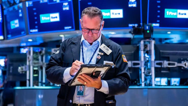 Market analyst Mike Santoli reviewing key financial charts regarding S&P 500 performance and Treasury yield trends.