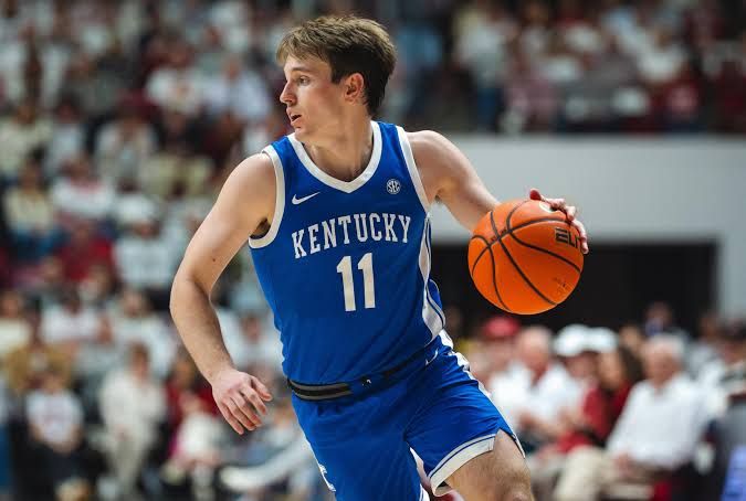Kentucky guard Travis Perry driving the ball against the Alabama Crimson Tide at Coleman Coliseum.