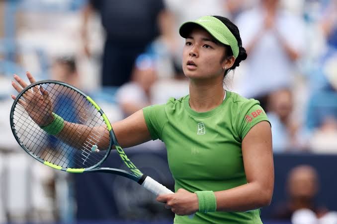Alexandra Eala celebrating a win against Leylah Fernandez on court at the Washington Open.