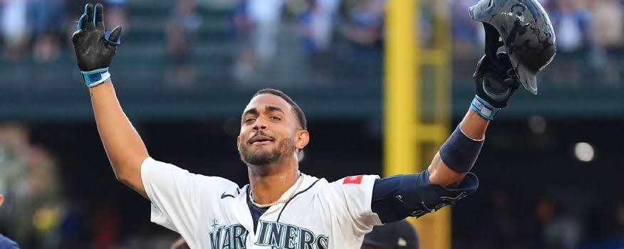 Julio Rodriguez hitting a sacrifice fly to secure a 4-3 walk-off win for the Seattle Mariners against the San Francisco Giants.
