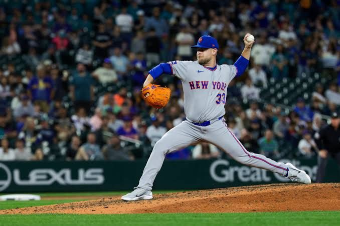 A.J. Minter pitching in a baseball game for the New York Mets against the Atlanta Braves.