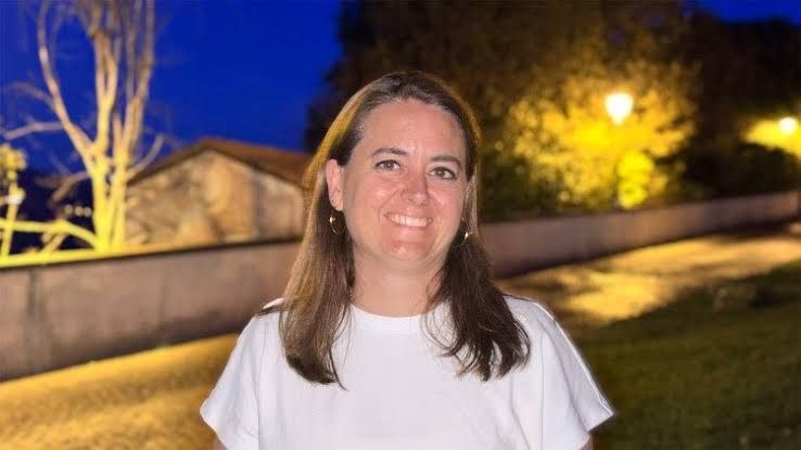The book Learning to Die in Order to Live presented by nurse Elisabet Argemí to Pope Leo XIV in Castel Gandolfo.