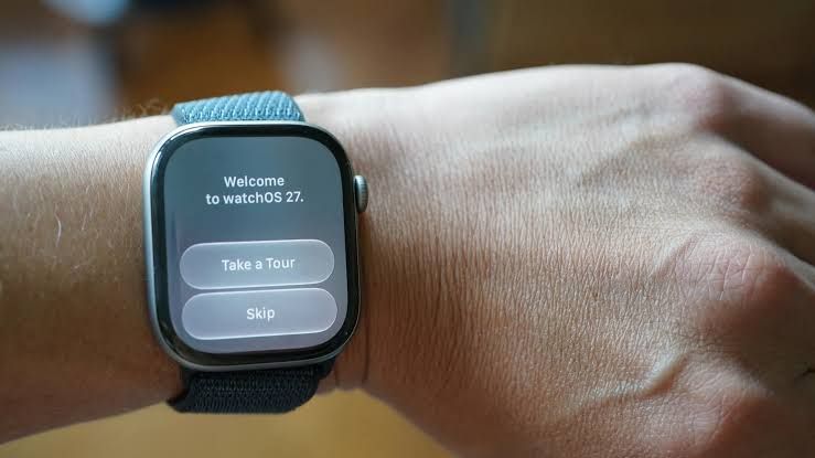 Apple Watch screen displaying the new watchOS 27 Dynamic App Grid layout with colorful application icons.