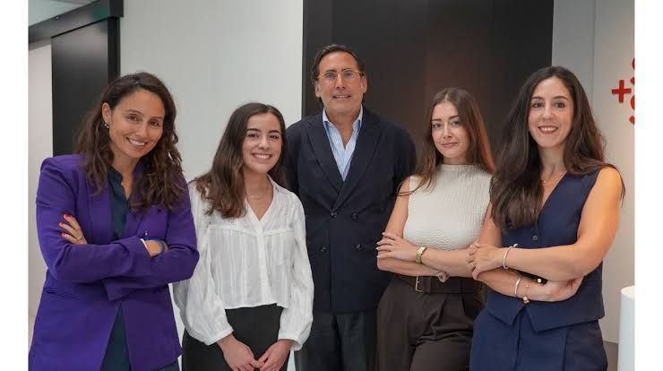 Eduardo Peñacoba, Carmen Torres, and the three new associates pose together in the Simmons & Simmons office.
