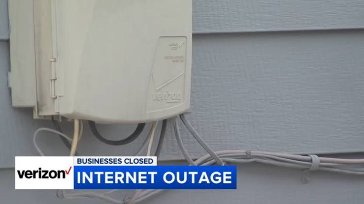 Verizon FiOS service outage notice displayed at a commercial location in Deptford, New Jersey.