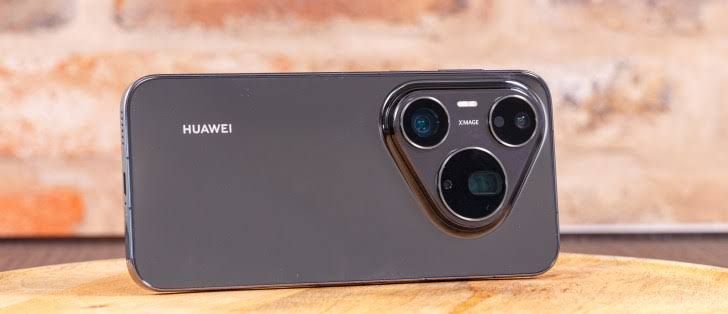 Huawei Pura 90s Pro Max smartphone display showing the home screen with high-resolution app icons.
