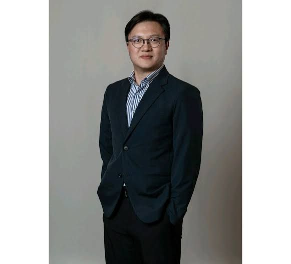 Sunghoon Moon, Samsung Mobile R&D Executive, explaining the hardware engineering behind the Galaxy Z series.