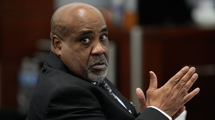 Duane Davis raising his fist while leaving the courtroom after being found guilty of the 1996 murder of Tupac Shakur.