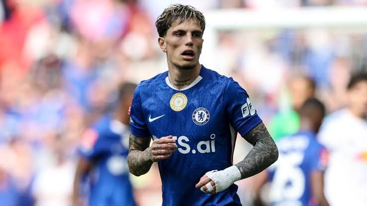 Alejandro Garnacho wearing the Chelsea kit during a match at Stamford Bridge.