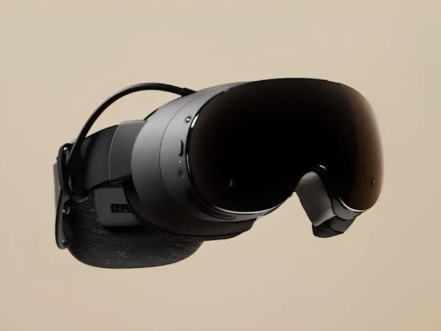 Valve Steam Frame VR headset and controller hardware on a clean background.