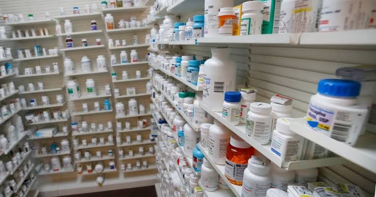 Levothyroxine tablets in a plastic bottle with a pharmacy label, representing the medication recall.