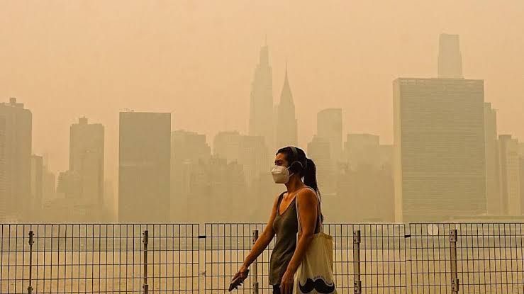 Smoke covers the Lincoln Memorial in Washington DC as hazardous air quality impacts the city on Friday.
