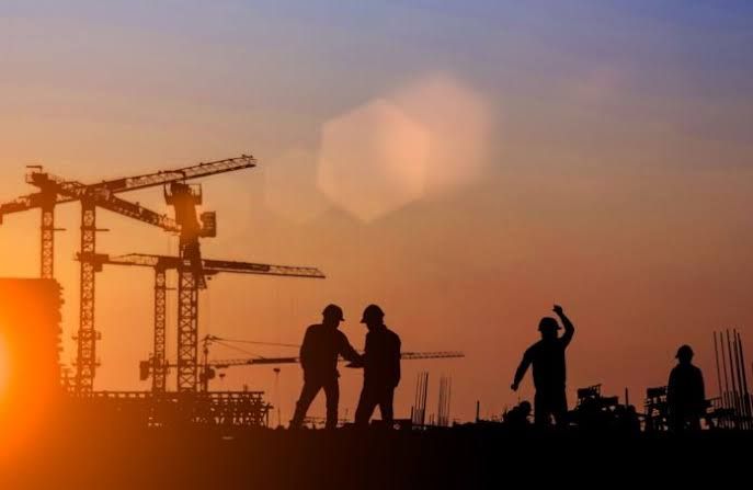 Construction workers operating at a job site in New Jersey reflecting current industry labor statistics.