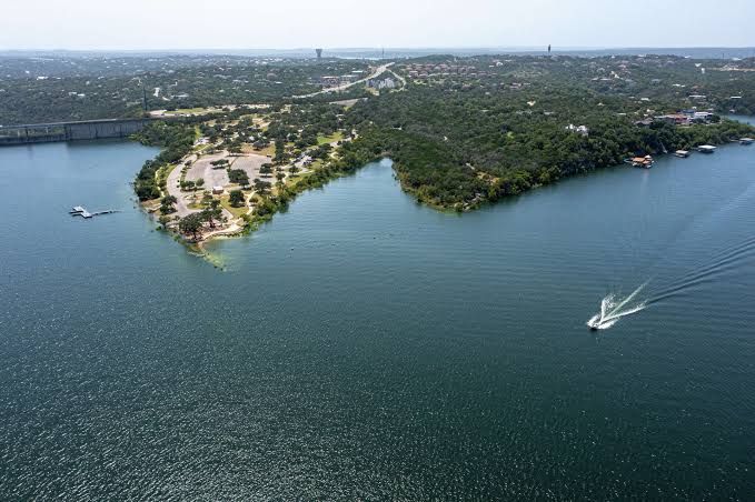 Split view comparison of Mansfield Dam Park showing dry rocky ground in 2022 versus full water levels in 2026.