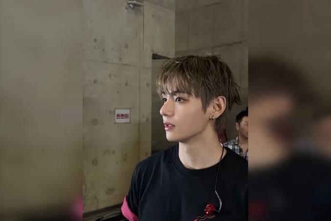 V from BTS speaking during a live stream about his long-term hearing difficulties.