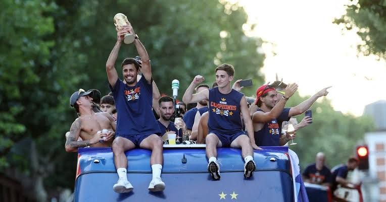 Spain's football team poses with the World Cup trophy on the tarmac after arriving at Madrid Barajas airport.
