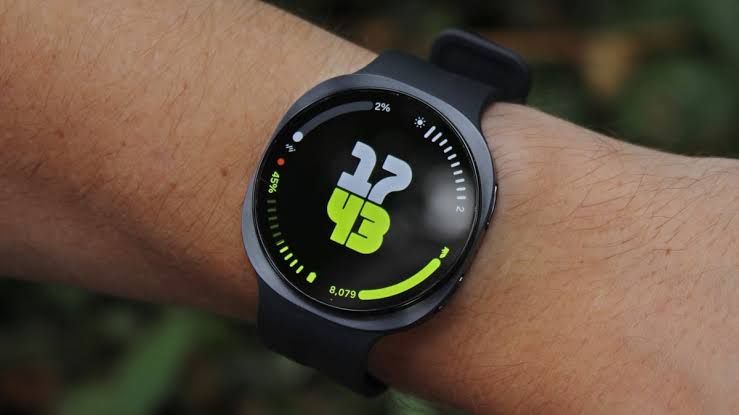 Samsung Galaxy Watch 9 on a user wrist showing the health dashboard screen during a daytime workout session.