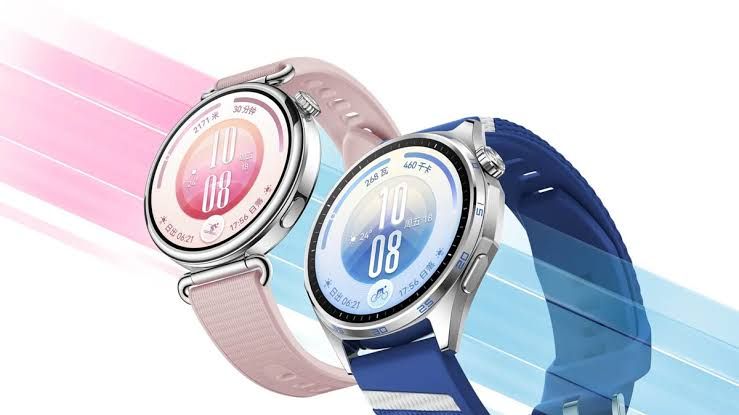 Huawei Watch GT 7 and MatePad Pro 2026 devices displayed on promotional store shelving for retail purchase.