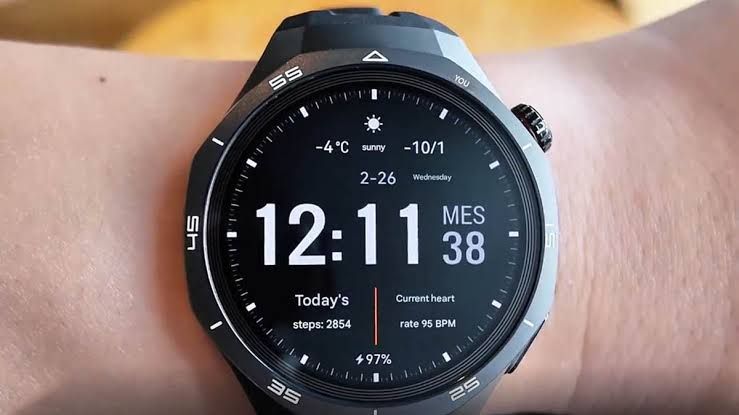 Huawei Watch GT 5 Pro screen showing the new alarm settings menu with snooze options ranging from 5 to 30 minutes.