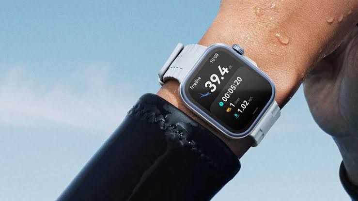 Huawei Watch Fit 4 Pro smartwatch displaying a vibrant interface on the screen.