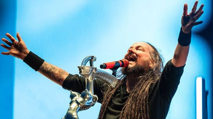 Jonathan Davis and Yoshiki performing a live orchestral version of Freak On A Leash at the Walt Disney Concert Hall in LA.