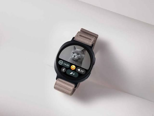 Samsung Galaxy Watch Ultra2 and Galaxy Watch9 displayed on a studio background for their product launch.