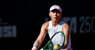Paula Badosa prepares to serve during the UniCredit Iasi Open final match.