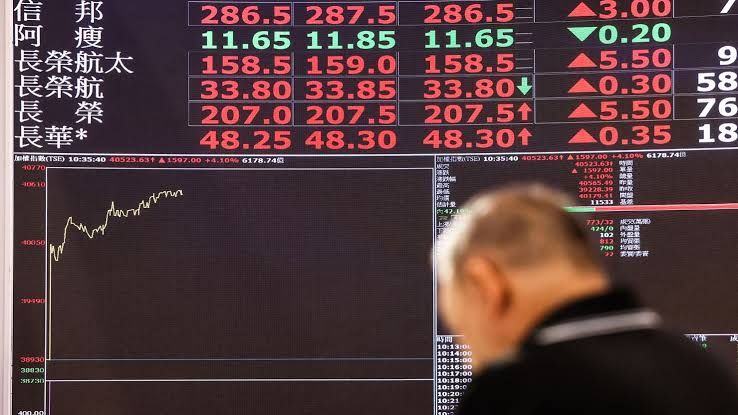 Retail investors in Seoul checking smartphone trading apps for updates on the latest semiconductor stock market performance.