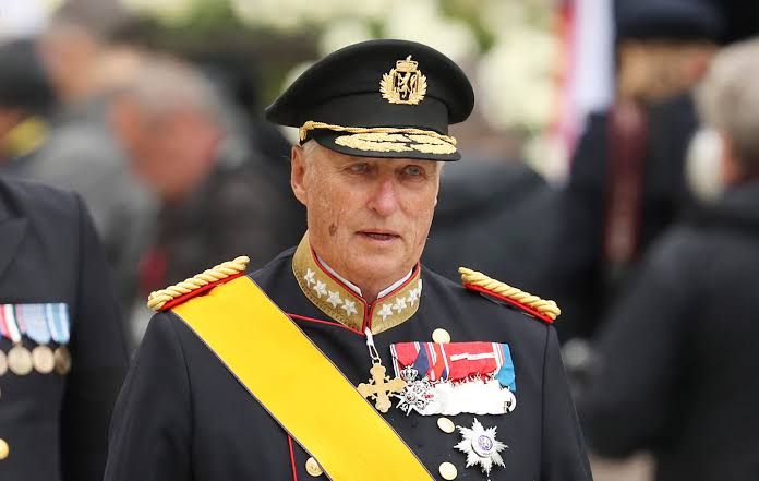King Harald V waving to a crowd during a public appearance in Oslo.