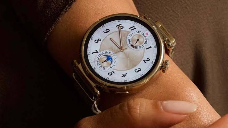 Huawei Watch GT 6 displaying a custom watch face and system interface during a software update process.