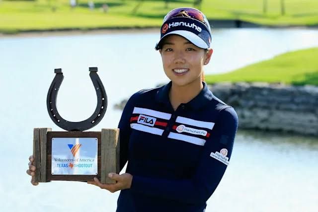 Jenny Shin holds the trophy after winning the 2016 Volunteers of America Texas Shootout.
