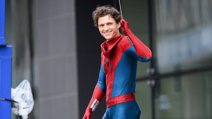 Tom Holland performing pull-ups during a fitness session focused on bodyweight calisthenics.