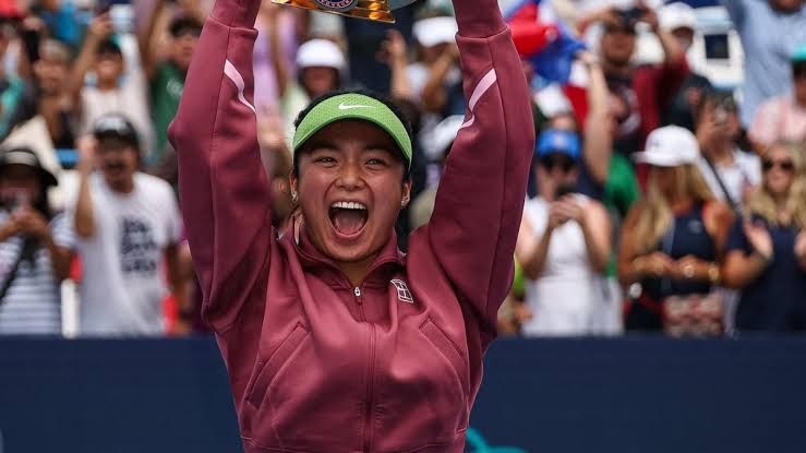Alexandra Eala holding the Mubadala DC Open trophy after defeating Jessica Pegula.