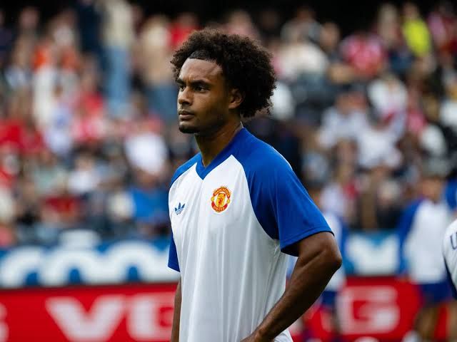 Joshua Zirkzee running during a Manchester United pre-season training session at Old Trafford.