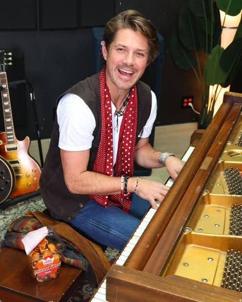Taylor Hanson smiling while promoting the new King's Hawaiian Soft Swirl Cinnamon Bites snack.