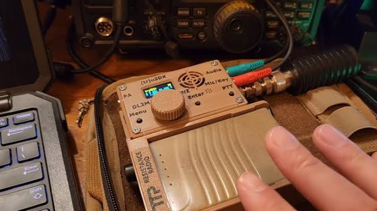 A high-frequency radio setup connected to a PC for decentralized network testing.