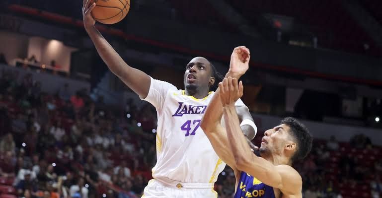Arthur Kaluma performing in a Los Angeles Lakers jersey during the NBA Summer League game in Las Vegas.
