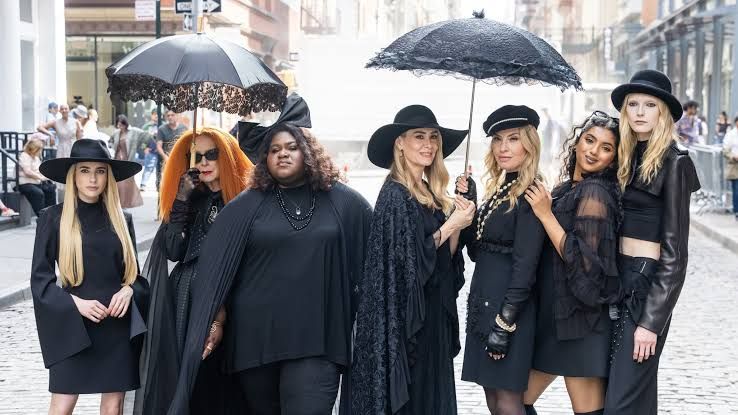 Cast members Emma Roberts and Sarah Paulson filming American Horror Story season 13 in New York City.