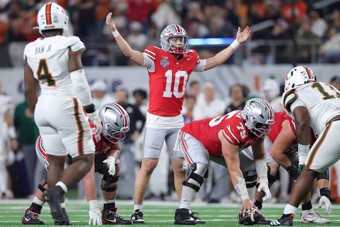 Indiana offensive lineman Carter Smith in his pre-snap stance during a game.