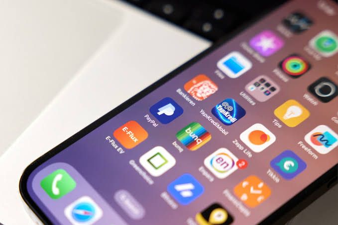Close up of an iPhone screen displaying the iOS software update menu with the install button visible.
