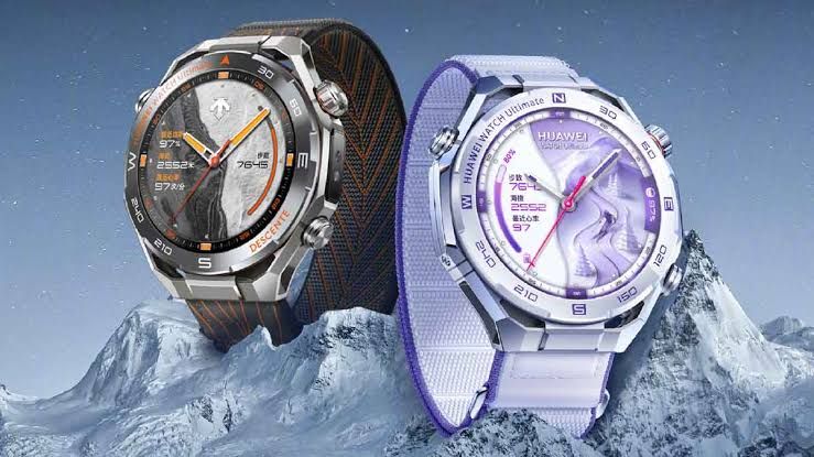 Huawei Watch Ultimate 2 Snow White ceramic model alongside the Descente co-branded dark sport variant.