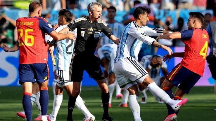 Spanish and Argentine players in a heated confrontation on the pitch at MetLife Stadium after the World Cup final.